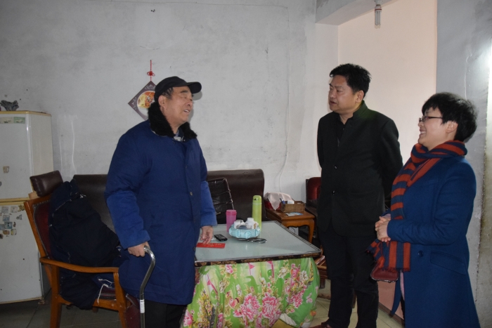 胡總皮書記慰問陳家祥(20170124).JPG